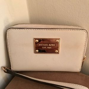 Michael Kors Multifunction Wristlet Phone Wallet